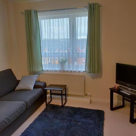 Double Room In A Top Floor Shared Apartment 노샘프턴 외부 사진