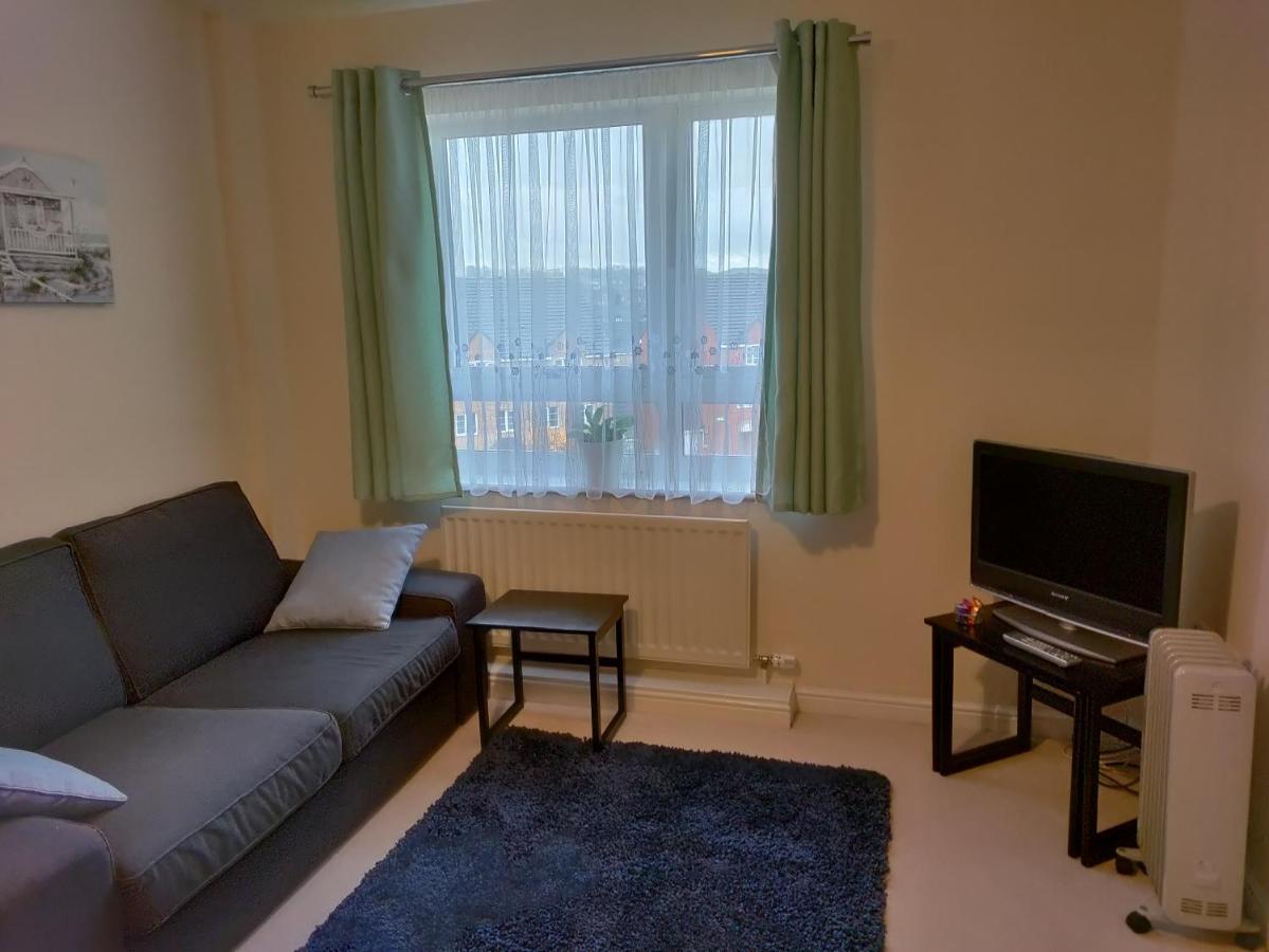 Double Room In A Top Floor Shared Apartment 노샘프턴 외부 사진