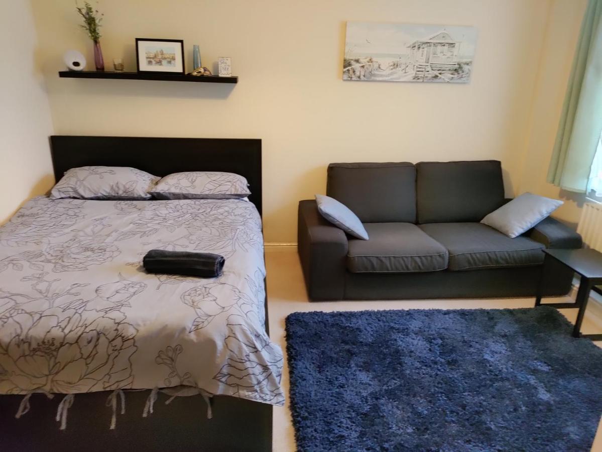 Double Room In A Top Floor Shared Apartment 노샘프턴 외부 사진