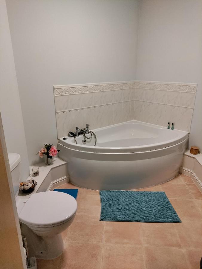 Double Room In A Top Floor Shared Apartment 노샘프턴 외부 사진
