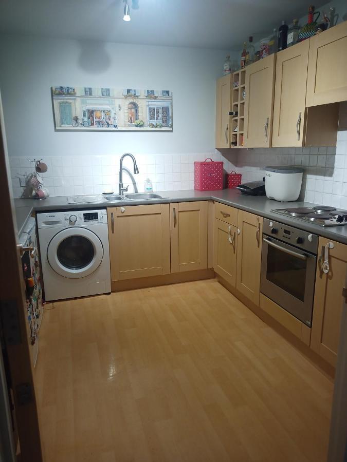 Double Room In A Top Floor Shared Apartment 노샘프턴 외부 사진